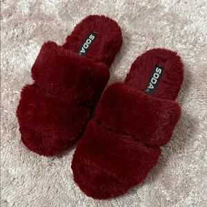 Soda Women's Cozy Maroon Slippers